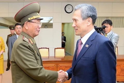 Cố vấn an ninh quốc gia Hàn Quốc Kim Kwan-jin (phải) và Chủ nhiệm Tổng cục chính trị quân đội Triều Tiên Hwang Pyong-so sau khi kết thúc đàm phán. (Nguồn: AFP/TTXVN)