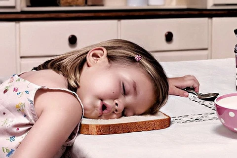 Một loại gối kiểu mới vừa được cô bé này phát minh, chiếc bánh gối này có vẻ rất hiệu quả để mang tới một giấc ngủ ngon. (Nguồn: dailymail)