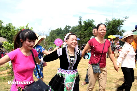 Vẻ mặt rạng rỡ, phấn khích của du khách khi hòa mình vào trong điệu múa. (PV/Vietnam+)