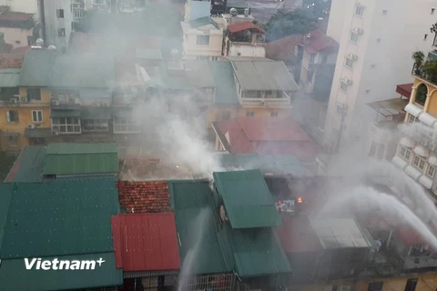 Một vụ cháy lớn xảy ra tại khu tập thể cũ phố Trần Quốc Toản, quận Hoàn Kiếm, Hà Nội. ​(Ảnh: Võ Phương/Vietnam+)