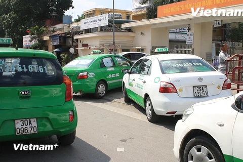 Taxi đỗ tràn lan quanh khu vực cổng bệnh viện Bạch Mai.