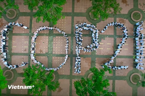 200 học sinh trường Trung học phổ thông Lương Thế Vinh xếp hình cổ động Hội nghị thượng đỉnh Liên hợp quốc về biến đối khí hậu (gọi tắt là COP 21). (Nguồn: Vietnam+)