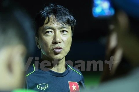 Huấn luyện viên Toshiya Miura đặt những mục tiêu rất cụ thể cho đội bóng của mình. (Ảnh: Minh Chiến/Vietnam+)