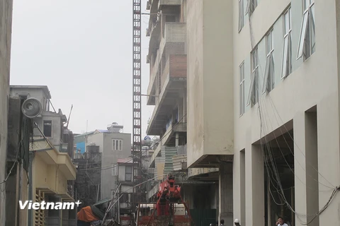 Vụ rơi thang máy xây dựng khiến 2 người chết và 1 người bị thương nặng. (Ảnh: Tiến Đạt/Vietnam+)