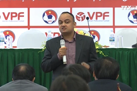 Ông Biplav Gautam, đại diện công ty Sportradar phát biểu trong buổi họp.
