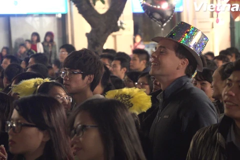 Hàng ngàn người đã đổ về khu vực nhà hát lớn Hà Nội để chờ đợi khoảnh khắc bước sang năm mới. (Nguồn: Vietnam+)