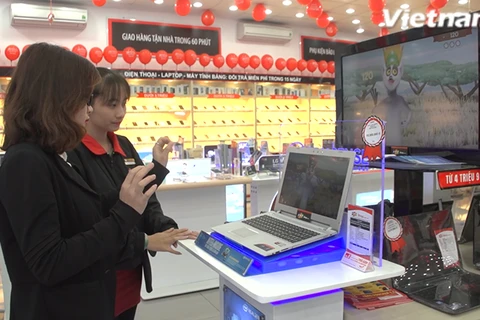 Người dùng trải nghiệm công nghệ RealSense từ Intel đầu tiên tại Việt Nam. (Ảnh: Tùng Lâm/Vietnam+)