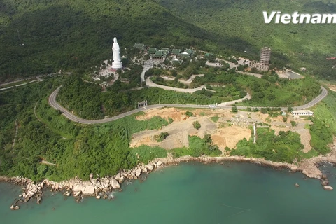Chùa linh ứng bãi bụt tọa lạc trên bán đảo Sơn Trà là một đặc ân mà thiên nhiên đã hào phóng ban tặng cho thành phố Đà Nẵng. (Ảnh: Tùng Lâm/Vietnam+)