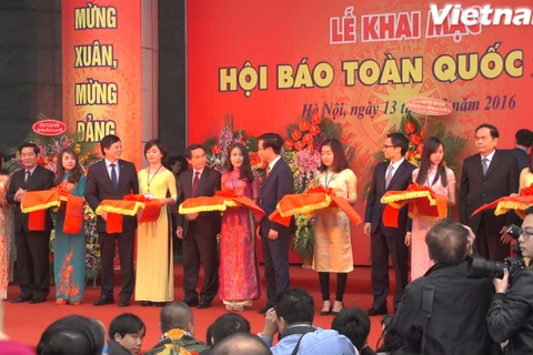 Các đại biểu đã cùng nhau cắt bănh khai mạc hội báo xuân 2016. (Nguồn: Vietnam+)