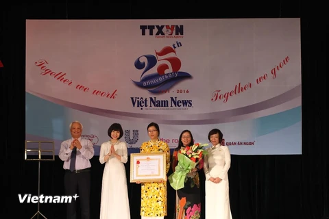 Đồng chí Uông Chu Lưu – Phó chủ tịch Quốc hội trao Huân chương Độc lập Hạng Ba cho tập thể báo Việt Nam News. (Ảnh: Doãn Đức/Vietnam+)