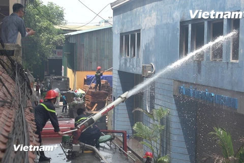 Một vụ hỏa hoạn lớn đã bùng phát dữ dội tại Công ty trách nhiệm xuất khẩu Hồng Hà. (Ảnh: Tùng Lâm/Vietnam+)