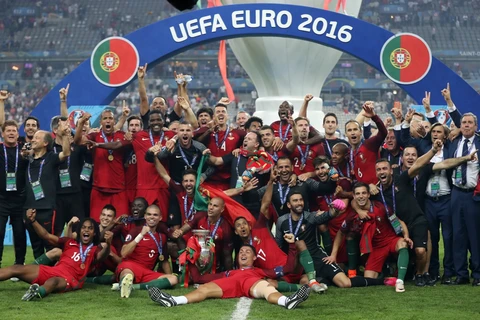 Các cầu thủ Bồ Đào Nha ăn mừng chức vô địch Euro 2016. (Nguồn: France24)