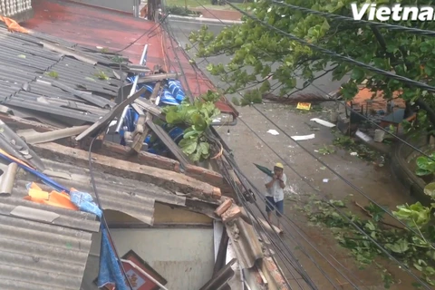 Giông lớn kèm gió to đã thổi bay mái của hai ngôi nhà thuộc tổ 1, phường Bằng Liệt, Hoàng Mai. (Ảnh: Sơn Bách/Vietnam+)
