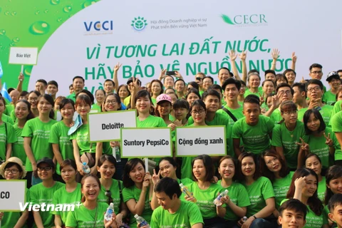 Hơn 1.000 tình nguyện viên tham gia dọn vệ sinh quanh khu vực hồ Bảy Mẫu. (Ảnh: Hùng Võ/Vietnam+)