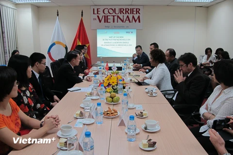 Bà Michaëlle Jean, Tổng Thư ký Pháp ngữ đã đến thăm tòa soạn báo Le Courrier du Vietnam. (Ảnh: Tiến Đạt/Vietnam+)
