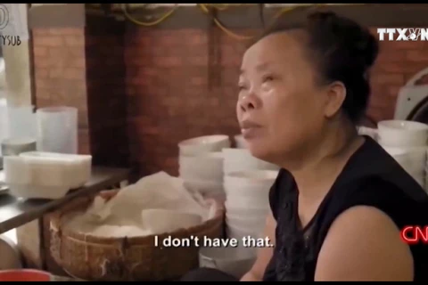 Kênh CNN đã phát sóng cuộc trải nghiệm “bún chửi” tại Hà Nội của đầu bếp nổi tiếng Anthony Bourdain.