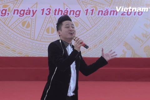 Tùng Dương hát live tặng thầy cô giáo trường cũ. (Ảnh: Tùng Lâm/Vietnam+)
