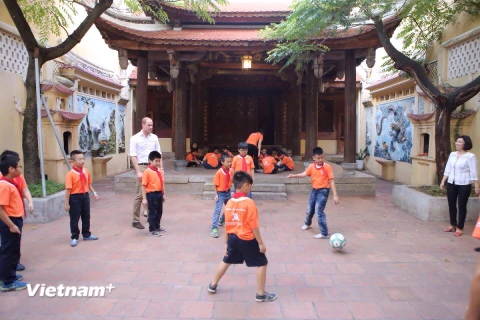 Hoàng tử Anh William đã tới thăm các em học sinh trường tiểu học Hồng Hà và tham gia chơi bóng ma cùng các em. (Ảnh: Minh Sơn/Vietnam+)