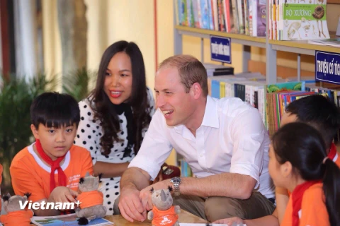 Hoàng tử Anh trao gửi sách bảo vệ tê giác tới 1,5 triệu học sinh Việt Nam. (Ảnh: Minh Sơn/Vietnam+)
