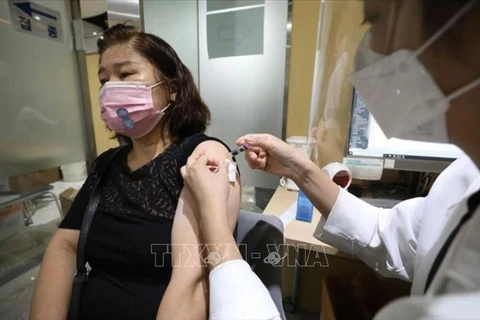 Tiêm phòng cúm cho người dân tại Hiệp hội phát triển y tế Hàn Quốc ở thủ đô Seoul ngày 22/10/2020. Ảnh: AP/TTXVN