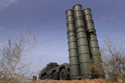 Hệ thống phòng thủ tên lửa S-400 của Nga (Ảnh: EPA-EFE/TTXVN)