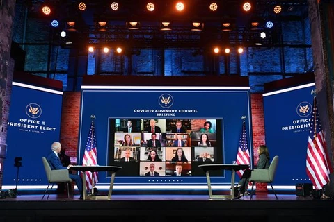 Tổng thống Mỹ được công bố đắc cử Joe Biden (trái) và Phó Tổng thống đắc cử Kamala Harris trong cuộc làm việc trực tuyến với các chuyên gia của Ban cố vấn về công tác phòng dịch COVID-19 tại Wilmington, Delaware ngày 9/11/2020. (Ảnh: AFP/TTXVN)