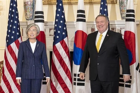 Ngoại trưởng Mỹ Mike Pompeo (phải) và người đồng cấp Hàn Quốc Kang Kyung-wha (trái) tại cuộc gặp ở Washington, Mỹ, ngày 9/11/2020. (Ảnh: YONHAP/TTXVN)
