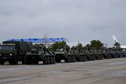 Xe quân sự Nga được triển khai tới khu vực tranh chấp giữa Armenia và Azerbaijan ở Nagorny-Karabakh nhằm thực hiện sứ mệnh gìn giữ hòa bình tại đây.( Ảnh: AFP/TTXVN )