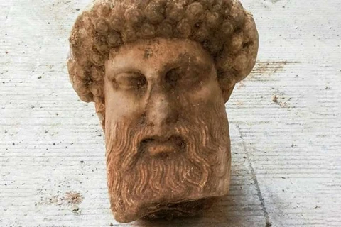 Đầu tượng thần Hermes 2.400 năm tuổi mới được khai quật ở Athens (Ảnh: AFP)