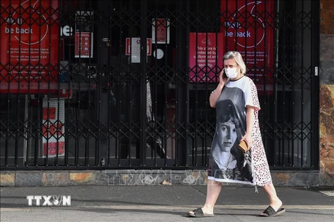 Người dân đeo khẩu trang phòng lây nhiễm COVID-19 tại Melbourne, Victoria, Australia (Ảnh: THX/TTXVN)