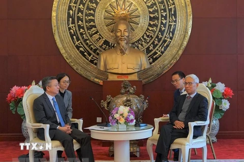 Đại sứ Việt Nam tại Trung Quốc Phạm Sao Mai tiếp Phó Thị trưởng Thành phố Trùng Khánh Lý Ba. (Ảnh: TTXVN)