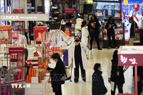 Người dân chọn mua hàng sale trong ngày Black Friday tại cửa hàng của hãng Macy ở New York, Mỹ ngày 27/11/2020 (Ảnh: THX/TTXVN)