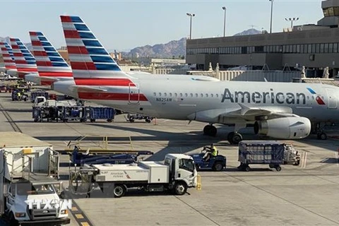 Máy bay của hãng hàng không American Airlines đỗ tại sân bay quốc tế Phoenix, Mỹ. (Ảnh: AFP/TTXVN)