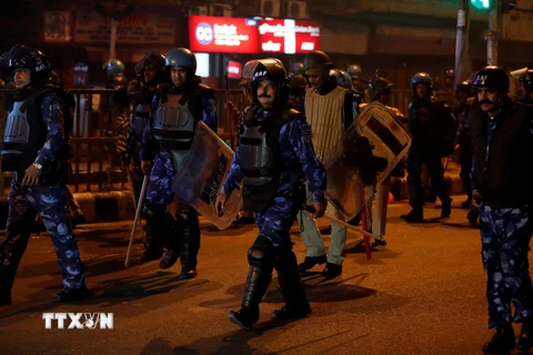 Cảnh sát chống bạo động Ấn Độ đi tuần ở thủ đô New Delhi - Ảnh: REUTERS