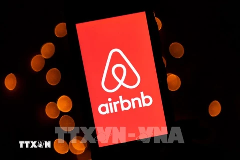 Biểu tượng dịch vụ đặt phòng trực tuyến Airbnb trên màn hình điện thoại. Ảnh: AFP/ TTXVN