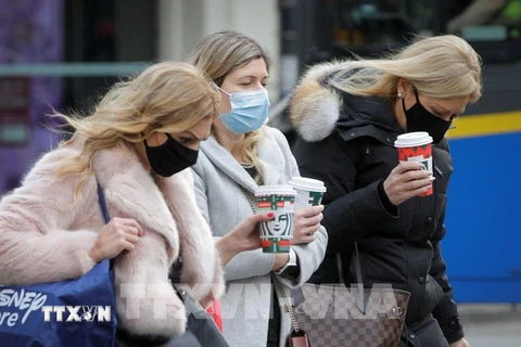 Người dân đeo khẩu trang phòng lây nhiễm COVID-19 tại Vancouver, British Columbia, Canada (Ảnh: THX/TTXVN)