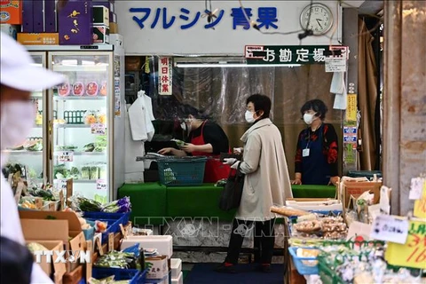 Người dân mua bán hàng hóa tại một cửa hàng ở Tokyo, Nhật Bản, ngày 21/4/2020. Ảnh: AFP/TTXVN 