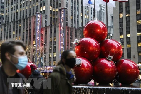 Người dân đeo khẩu trang phòng lây nhiễm COVID-19 tại New York, Mỹ. (Ảnh: THX/TTXVN) 