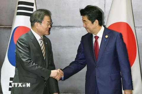 Thủ tướng Nhật Bản Shinzo Abe (phải) và Tổng thống Hàn Quốc Moon Jae-in (Nguồn: Reuters) 