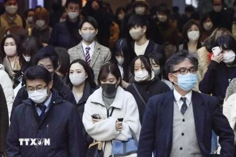Người dân đeo khẩu trang phòng lây nhiễm COVID-19 tại Osaka, Nhật Bản, ngày 21/12/2020. Ảnh: Kyodo/ TTXVN