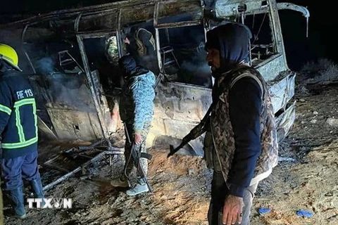 Hiện trường vụ tấn công khủng bố nhằm xe buýt chở binh lính Chính quyền Syria. (Ảnh: AFP)
