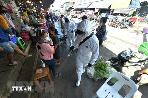 Phun thuốc khử trùng nhằm ngặn chặn sự lây lan của COVID-19 tại một khu chợ ở tỉnh Samut Sakhon, Thái Lan. (Ảnh: THX/TTXVN) 