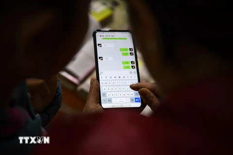  Người dân sử dụng ứng dụng WeChat tại Ngân Xuyên, khu tự trị Ninh Hạ, Trung Quốc, ngày 10/11/2020. Ảnh: THX/ TTXVN