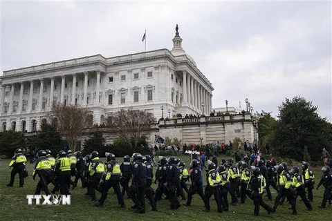 Cảnh sát chống bạo động được triển khai bên ngoài tòa nhà Quốc hội Mỹ tại Washington, DC, ngày 6/1/2021. (Ảnh: AFP/TTXVN)