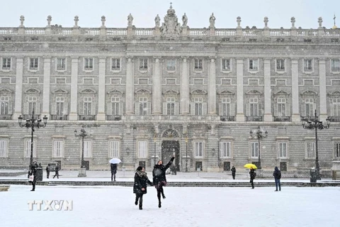 Tuyết rơi dày bên ngoài Cung điện Hoàng gia ở Madrid, ngày 08/01/2021 (Ảnh: AFP)