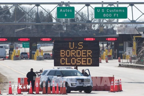 Cửa khẩu biên giới đóng cửa ngày 22/3/2020 trong bối cảnh dịch COVID-19 lan rộng.(Ảnh: AFP/TTXVN)