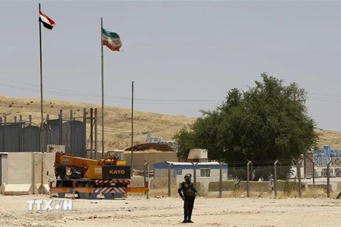 Binh sỹ Iraq gác tại cửa khẩu Mandili ở biên giới Iraq-Iran ngày 11/7. (Ảnh: AFP/TTXVN) 