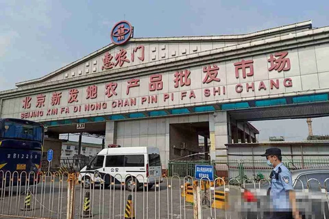 Một lối vào của chợ Tân Phát Địa ở Bắc Kinh bị đóng ngày 13-6 (Ảnh: REUTERS)