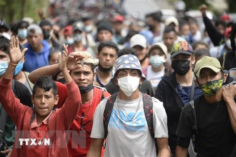 Người di cư Honduras di chuyển tại Camotan, Guatemala trong hành trình tới Mỹ. (Ảnh: AFP/TTXVN) 