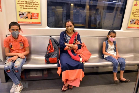 Người dân đeo khẩu trang phòng lây nhiễm COVID-19 khi đi tàu điện ngầm tại New Delhi, Ấn Độ. (Ảnh: THX/TTXVN) 